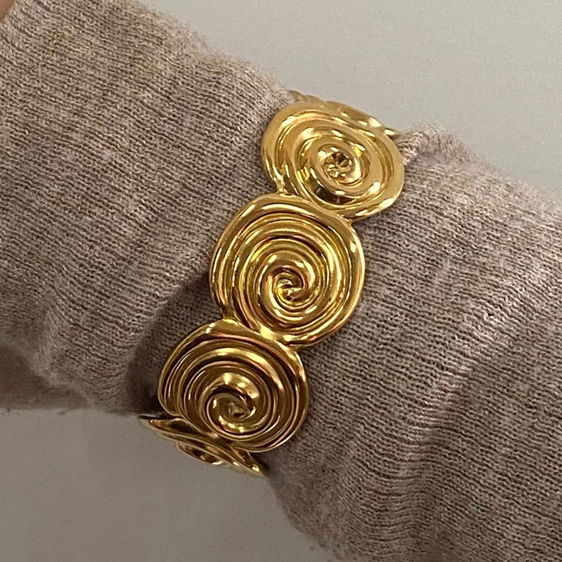 Isadora Hand Cuff